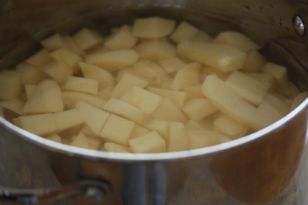 potatoes soaking in water 