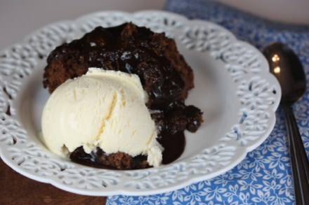 Slow Cooker Hot Fudge Sundae Cake 