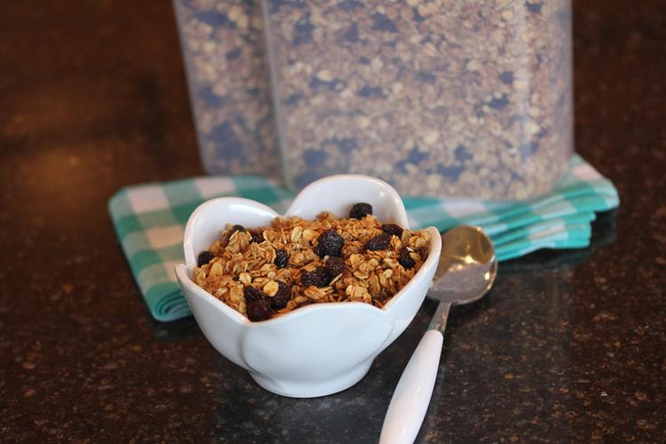 Homemade Cinnamon Raisin Granola