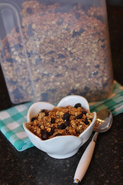 Homemade Cinnamon Raisin Granola