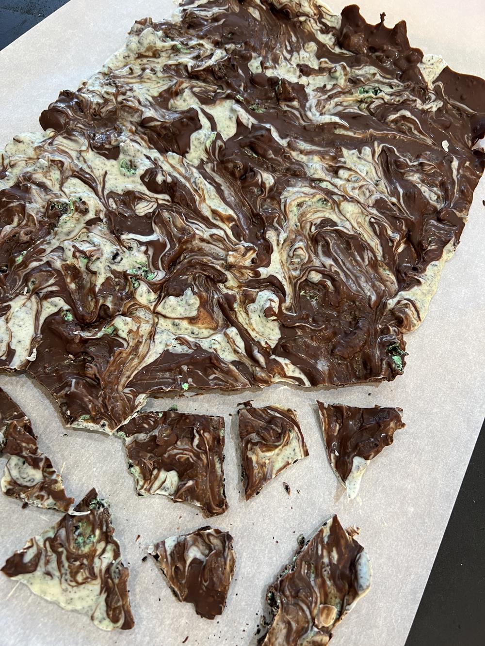 https://www.lynnskitchenadventures.com/wp-content/uploads/2023/12/Mint-Chocolate-Cookie-Bark-with-Oreos.jpg