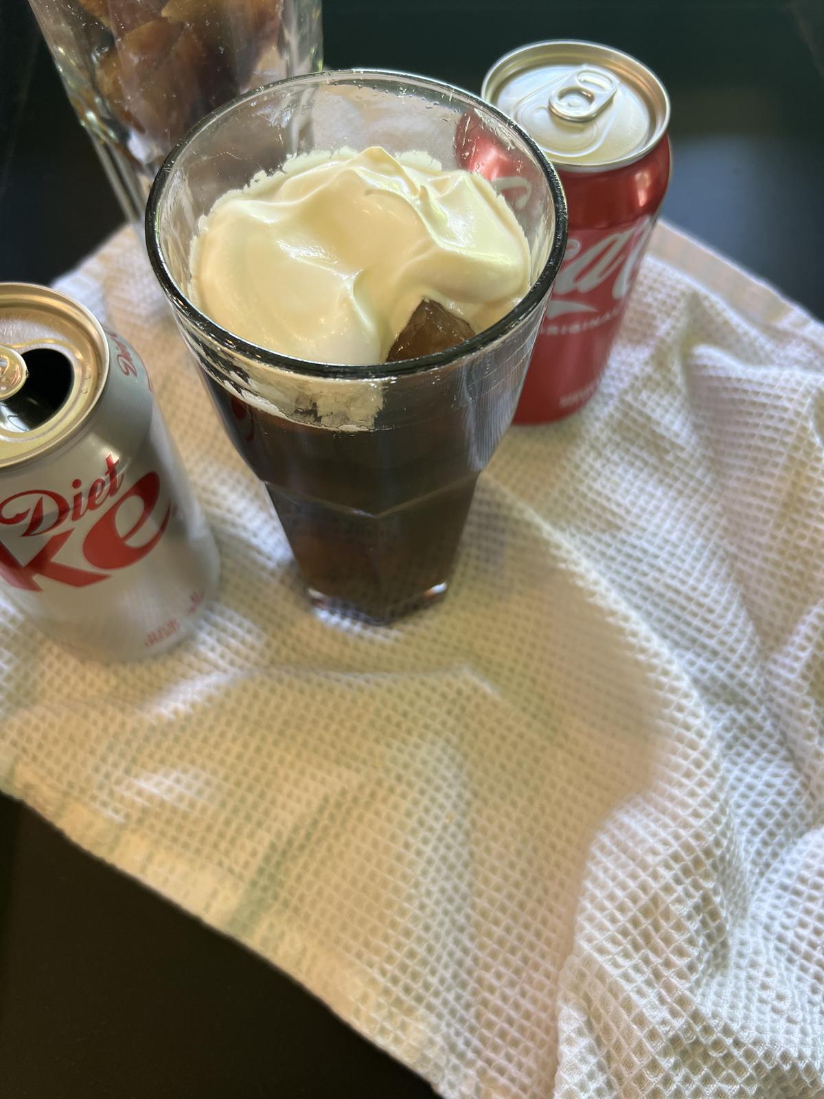 coco cola float in glass